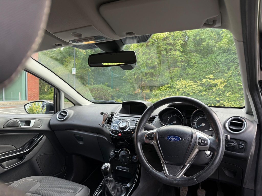 Ford Fiesta 1.0T EcoBoost Titanium Euro 6 (s/s) 5dr — photo 43 of 49