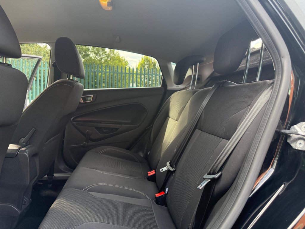 Ford Fiesta 1.0T EcoBoost Titanium Euro 6 (s/s) 5dr — photo 45 of 49