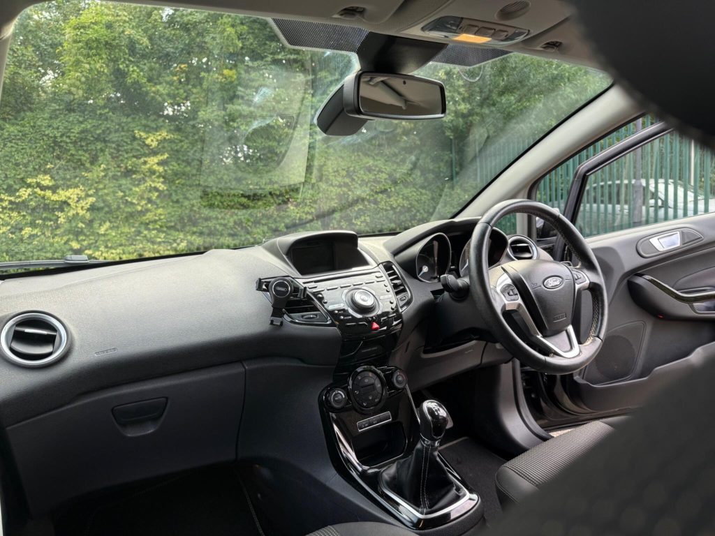 Ford Fiesta 1.0T EcoBoost Titanium Euro 6 (s/s) 5dr — photo 48 of 49