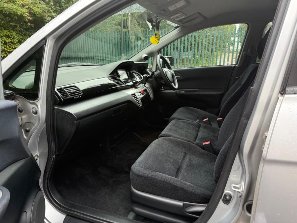 Honda FR-V 1.8 i-VTEC ES 5dr — photo 13 of 49