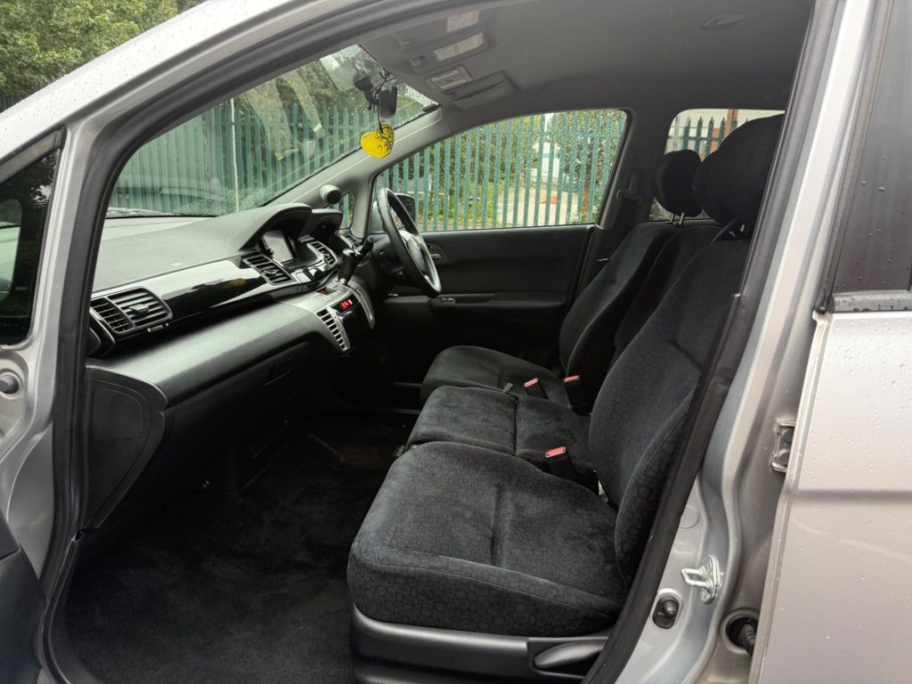 Honda FR-V 1.8 i-VTEC ES 5dr — photo 16 of 49
