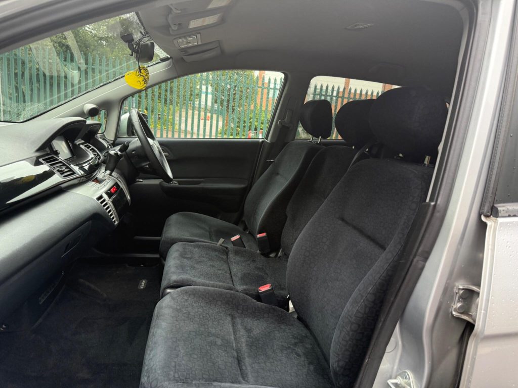 Honda FR-V 1.8 i-VTEC ES 5dr — photo 19 of 49