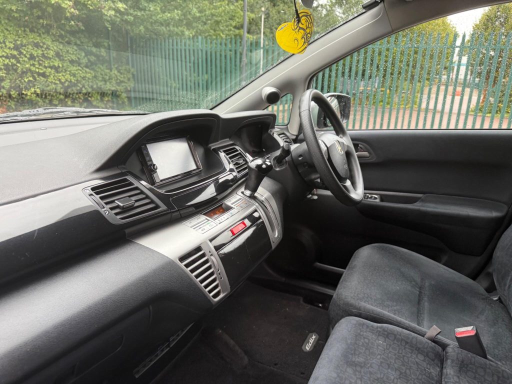 Honda FR-V 1.8 i-VTEC ES 5dr — photo 21 of 49