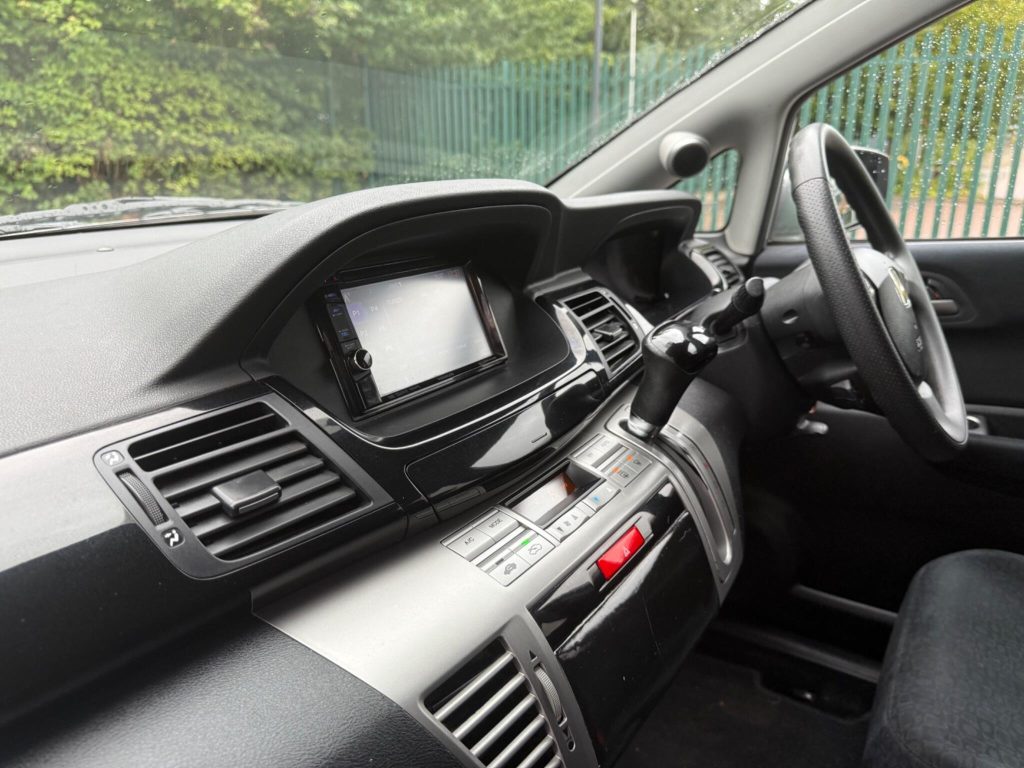 Honda FR-V 1.8 i-VTEC ES 5dr — photo 24 of 49