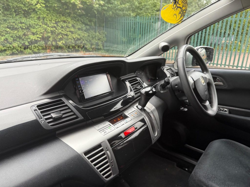 Honda FR-V 1.8 i-VTEC ES 5dr — photo 25 of 49