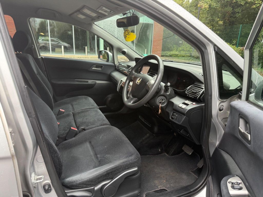 Honda FR-V 1.8 i-VTEC ES 5dr — photo 26 of 49