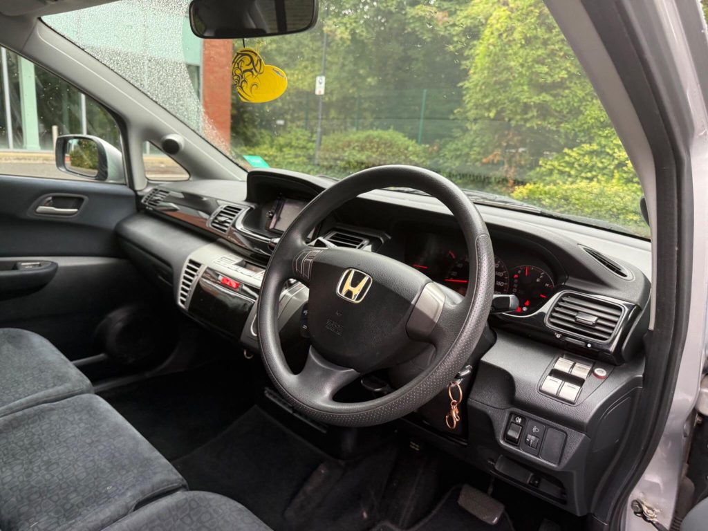 Honda FR-V 1.8 i-VTEC ES 5dr — photo 31 of 49