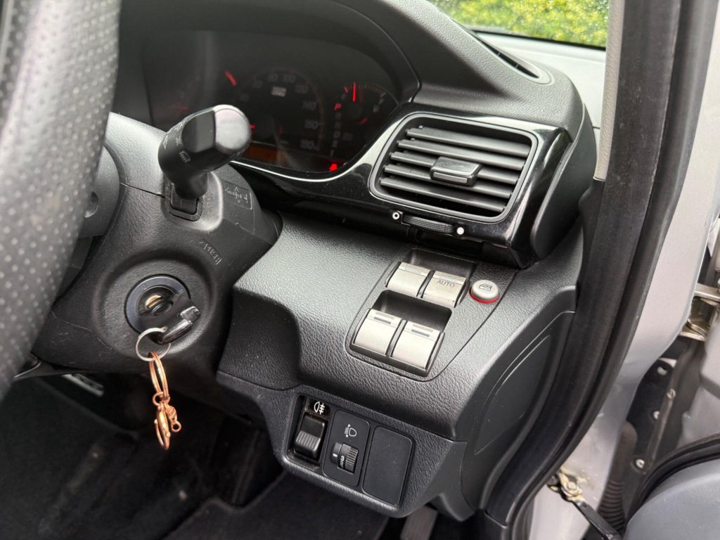Honda FR-V 1.8 i-VTEC ES 5dr — photo 32 of 49
