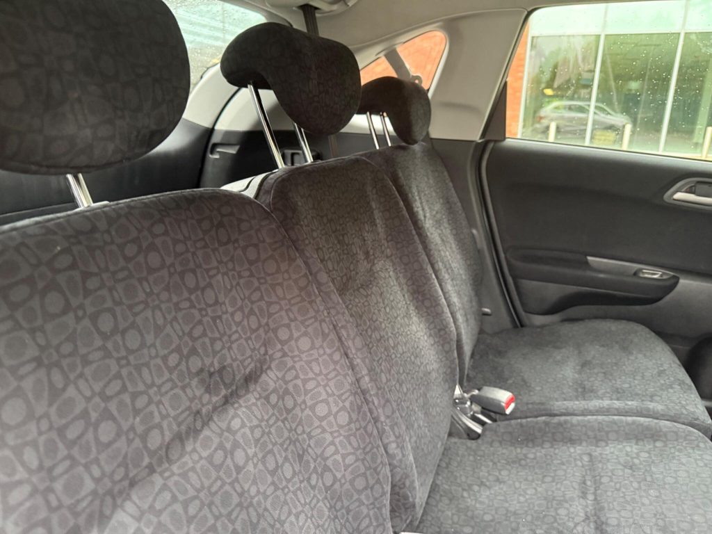 Honda FR-V 1.8 i-VTEC ES 5dr — photo 35 of 49