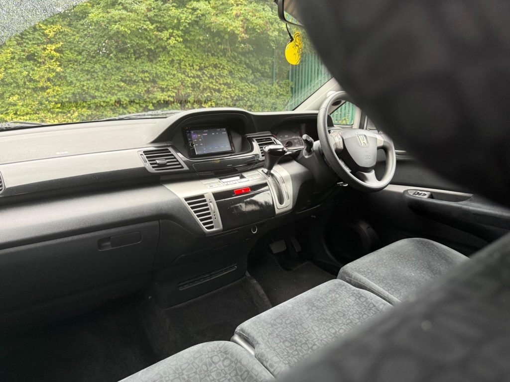 Honda FR-V 1.8 i-VTEC ES 5dr — photo 45 of 49