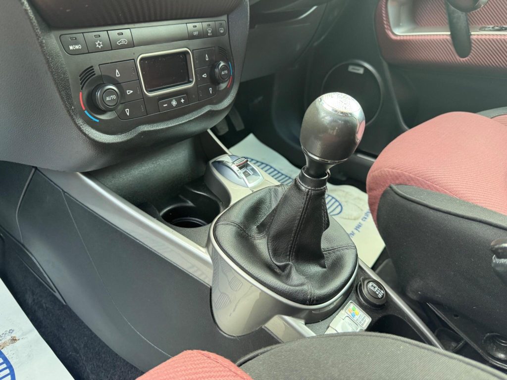 Alfa Romeo MiTo 1.4 TB MultiAir Lusso Euro 5 (s/s) 3dr — photo 28 of 46