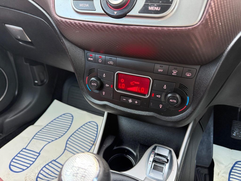 Alfa Romeo MiTo 1.4 TB MultiAir Lusso Euro 5 (s/s) 3dr — photo 46 of 46