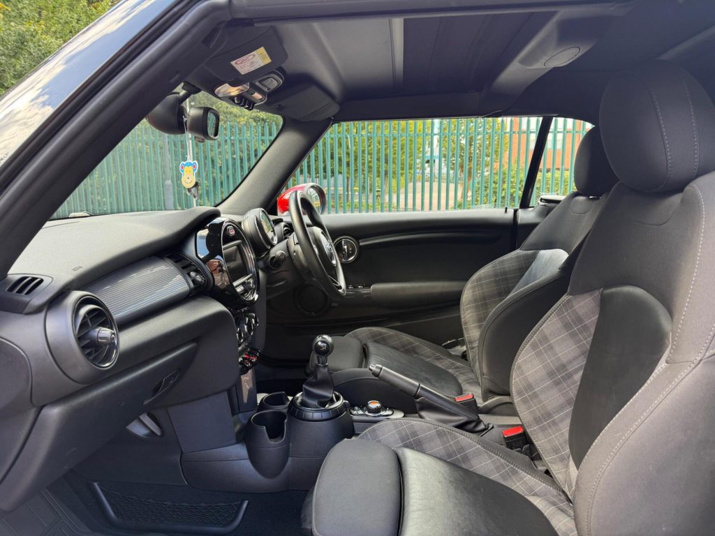 MINI Convertible 1.5 Cooper Euro 6 (s/s) 2dr — photo 23 of 68