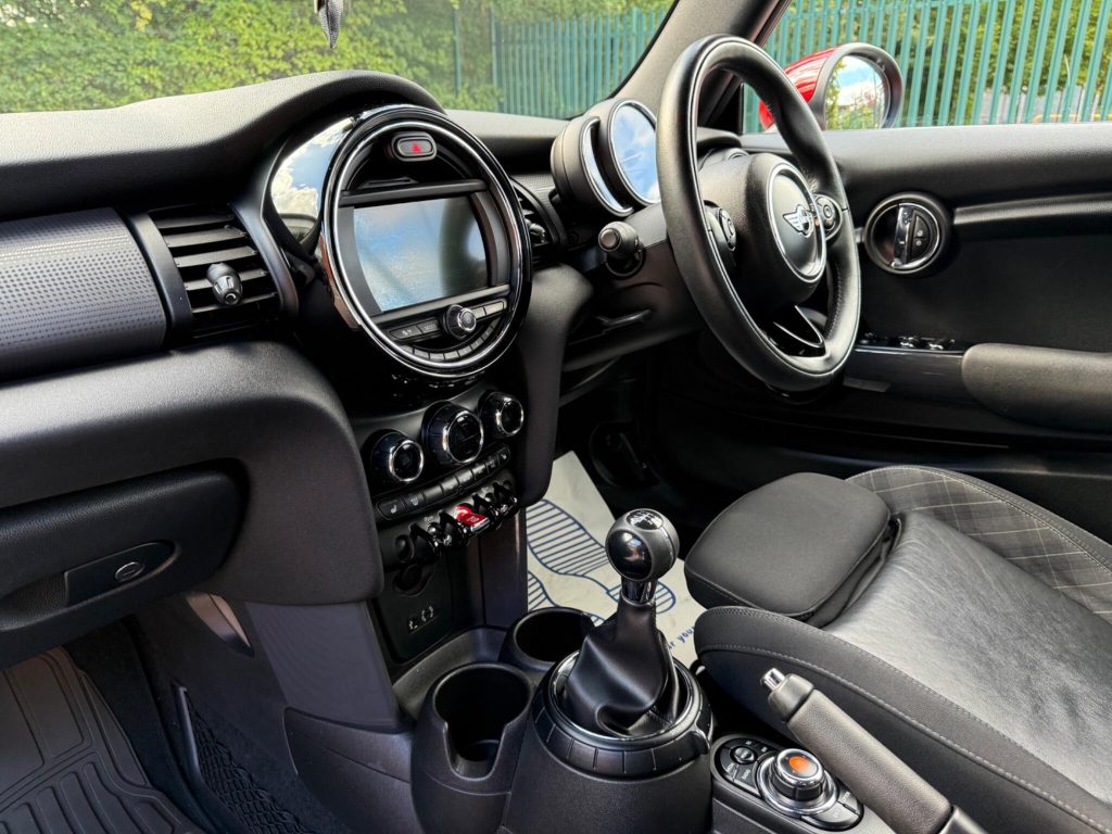MINI Convertible 1.5 Cooper Euro 6 (s/s) 2dr — photo 27 of 68