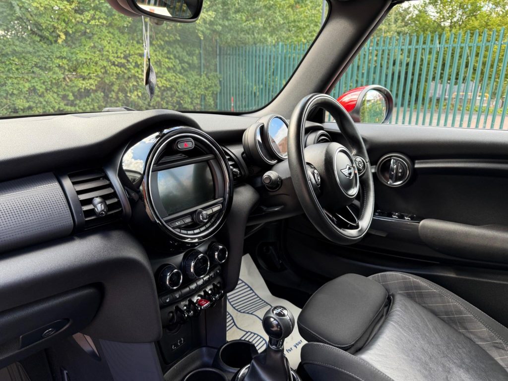 MINI Convertible 1.5 Cooper Euro 6 (s/s) 2dr — photo 28 of 68