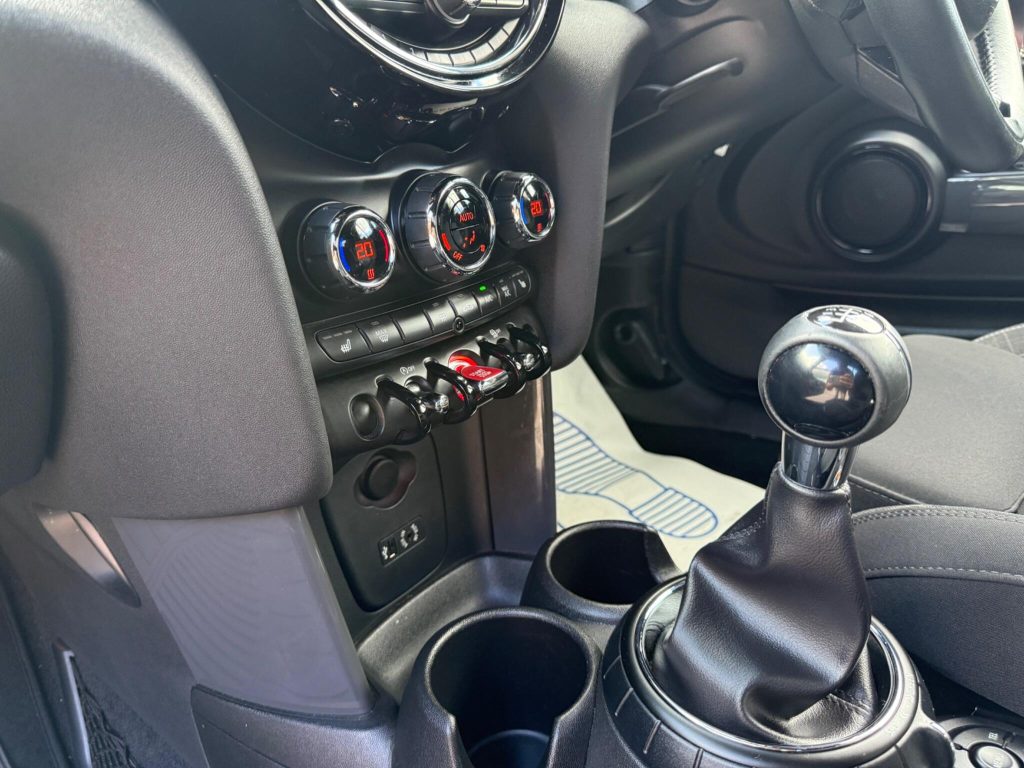 MINI Convertible 1.5 Cooper Euro 6 (s/s) 2dr — photo 30 of 68