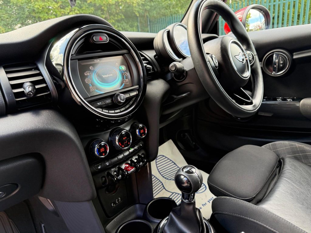 MINI Convertible 1.5 Cooper Euro 6 (s/s) 2dr — photo 31 of 68