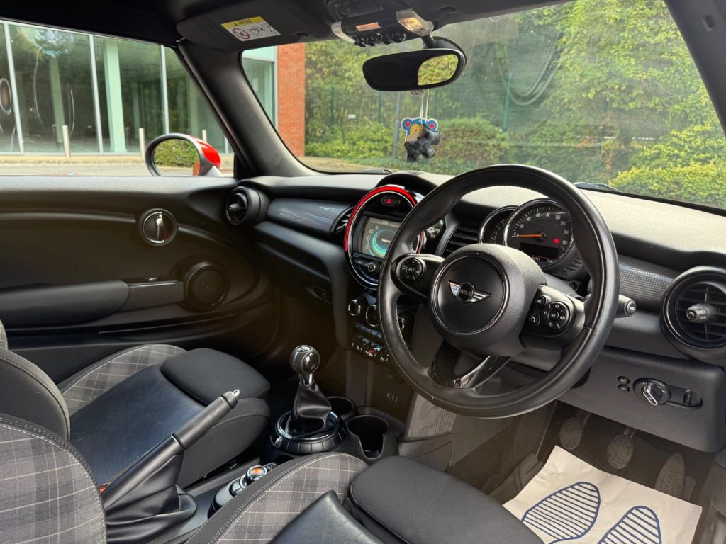 MINI Convertible 1.5 Cooper Euro 6 (s/s) 2dr — photo 35 of 68
