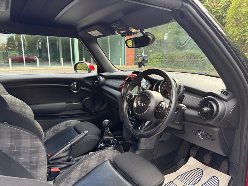 MINI Convertible 1.5 Cooper Euro 6 (s/s) 2dr — photo 36 of 68