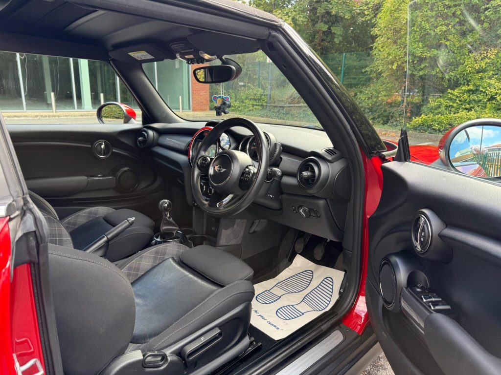 MINI Convertible 1.5 Cooper Euro 6 (s/s) 2dr — photo 37 of 68