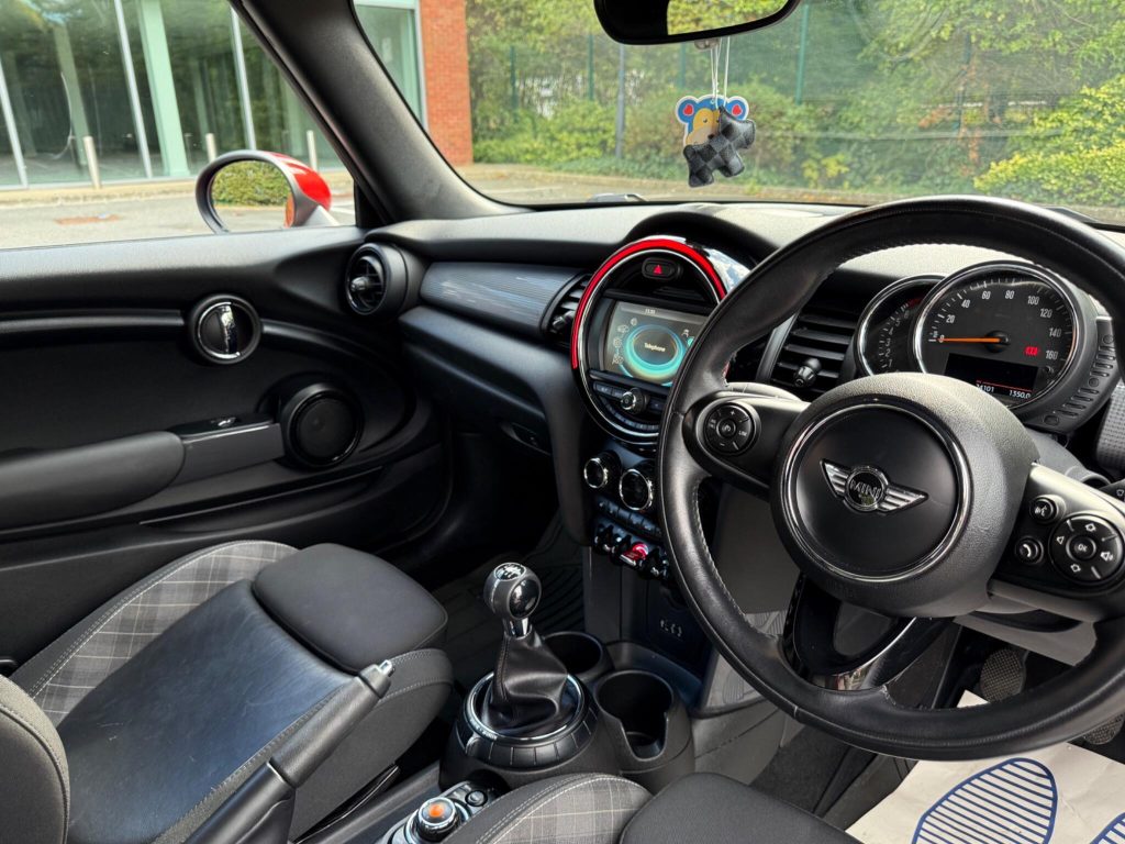 MINI Convertible 1.5 Cooper Euro 6 (s/s) 2dr — photo 38 of 68
