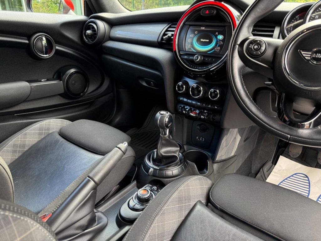 MINI Convertible 1.5 Cooper Euro 6 (s/s) 2dr — photo 40 of 68