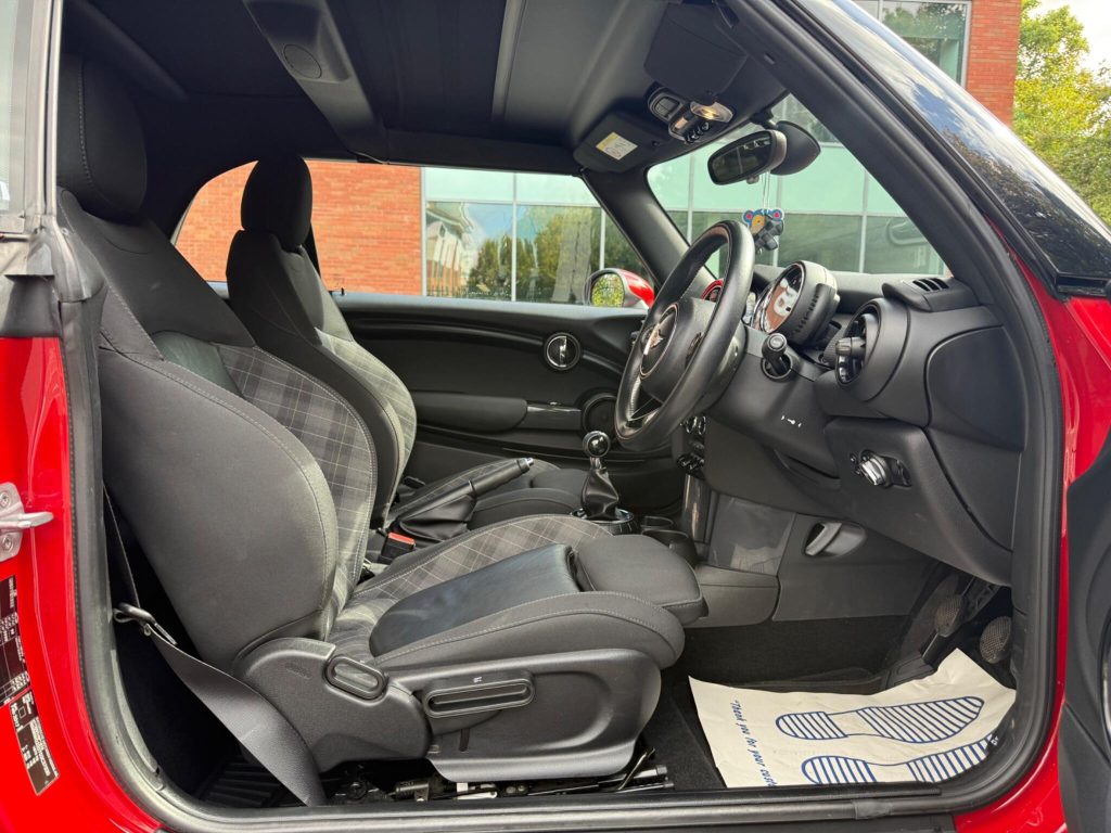 MINI Convertible 1.5 Cooper Euro 6 (s/s) 2dr — photo 47 of 68