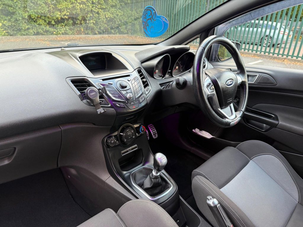 Ford Fiesta 1.6T EcoBoost ST-1 Euro 5 3dr — photo 32 of 53