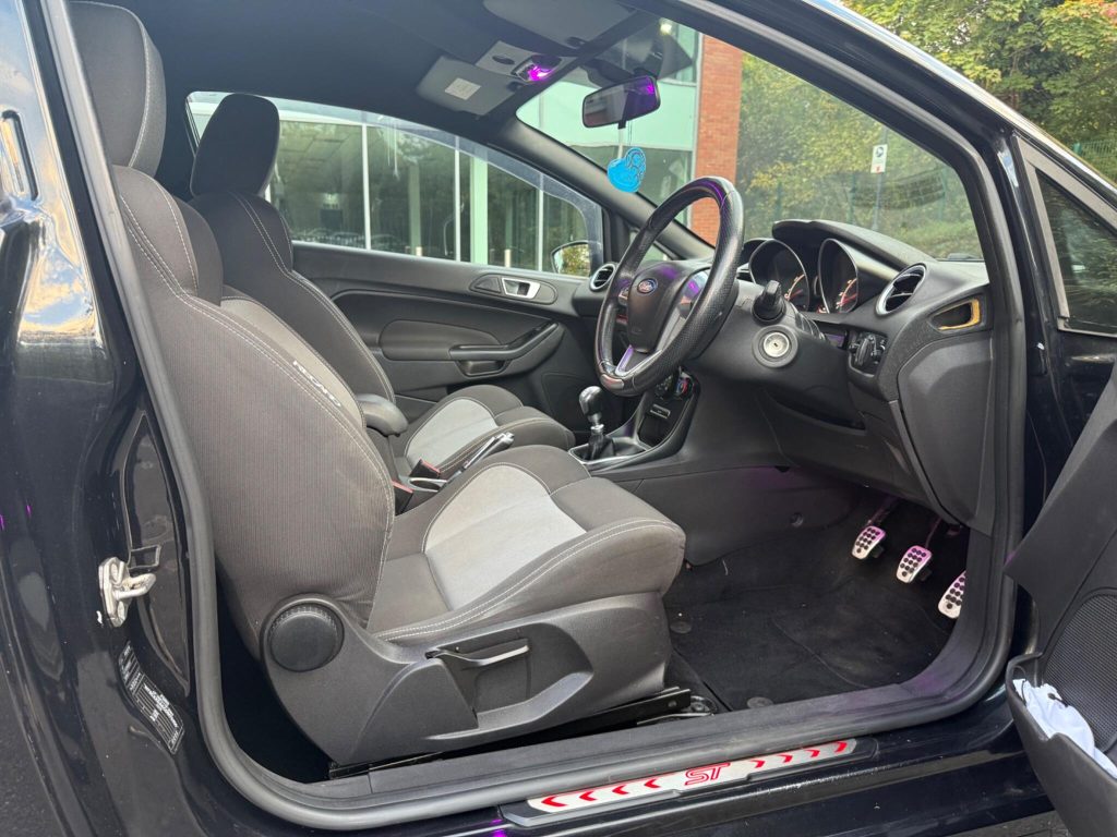 Ford Fiesta 1.6T EcoBoost ST-1 Euro 5 3dr — photo 39 of 53