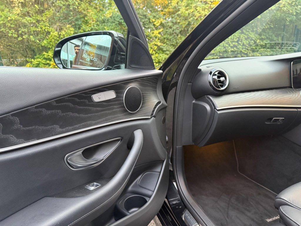 Mercedes-Benz E-class 2.0 E220dh MHEV AMG Line G-Tronic+ Euro 6 (s/s) 4dr — photo 30 of 63